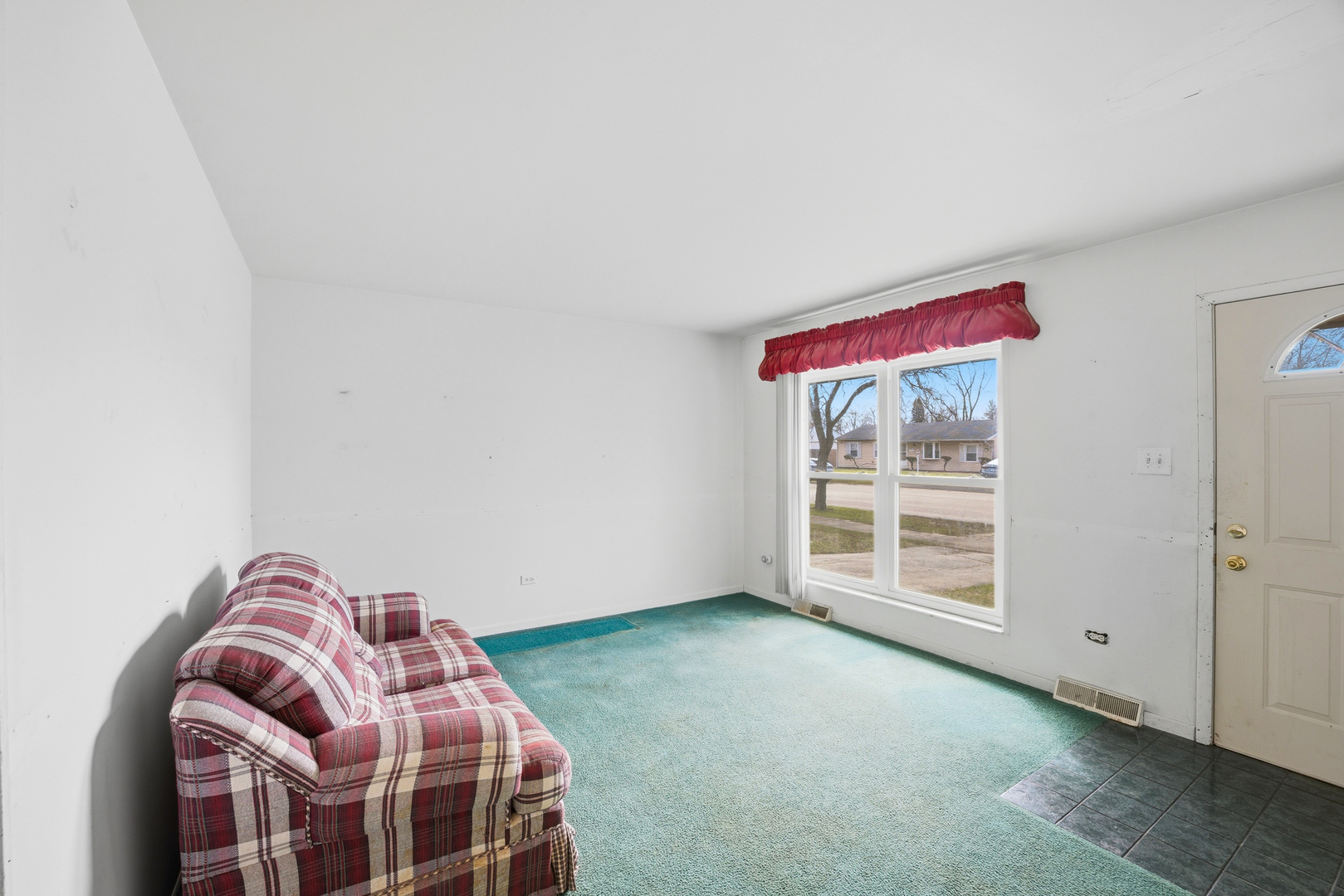 105 E Center Street Property Photo 3