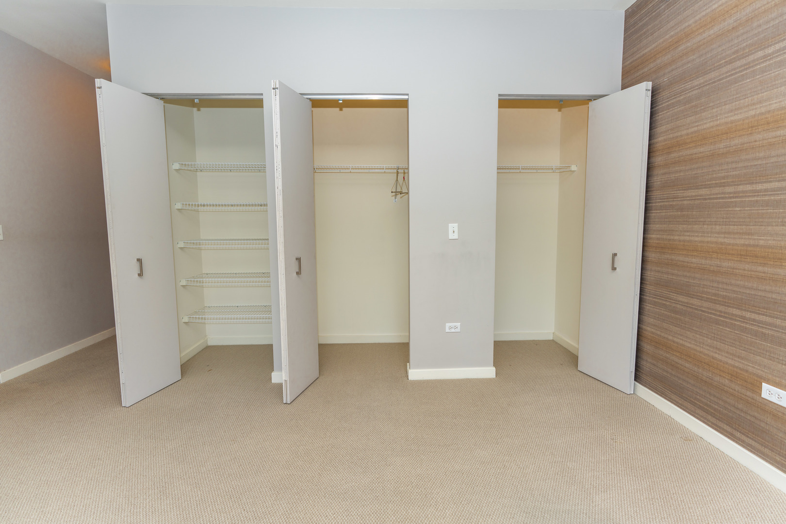 330 W Grand Avenue 1802 Property Photo 7
