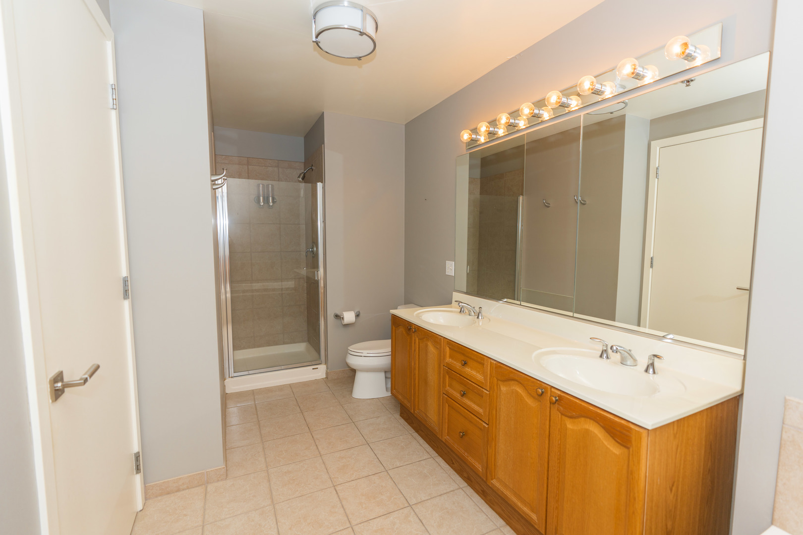 330 W Grand Avenue 1802 Property Photo 9