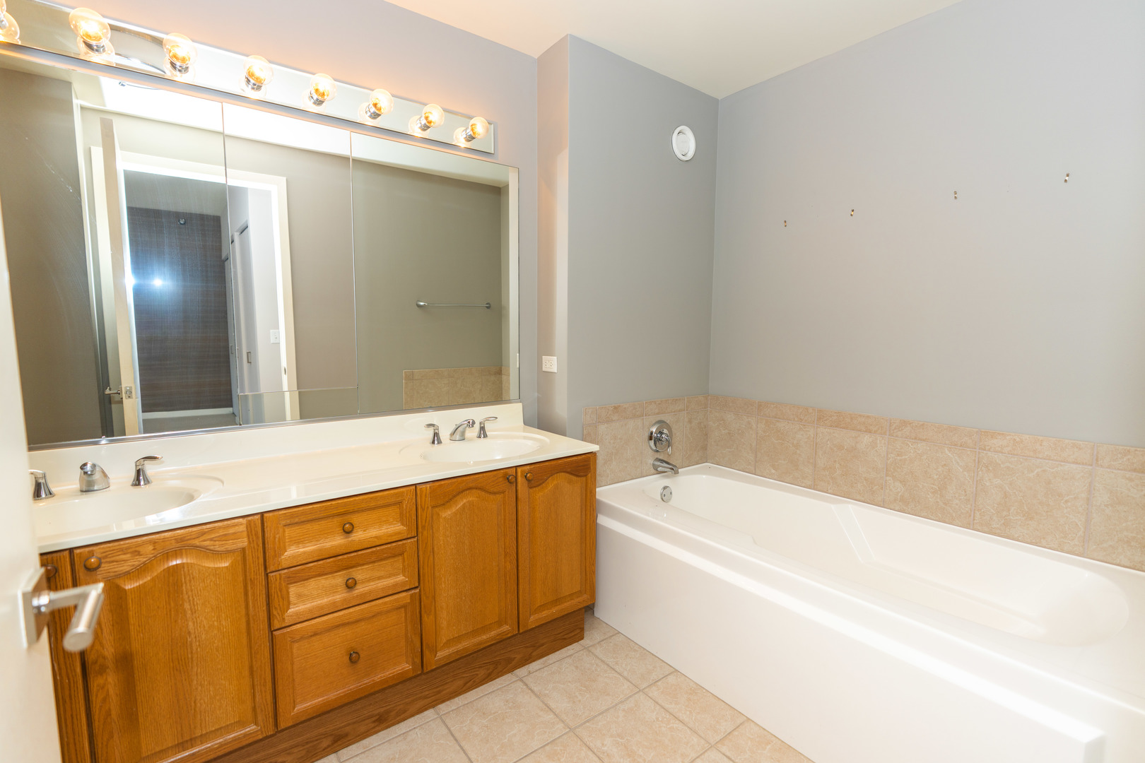 330 W Grand Avenue 1802 Property Photo 10