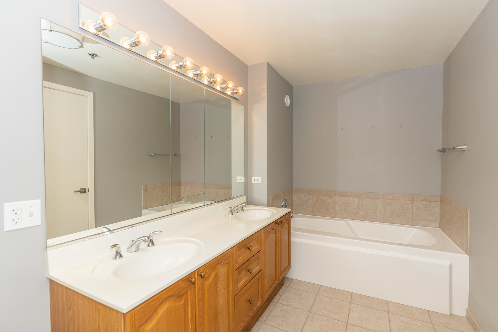 330 W Grand Avenue 1802 Property Photo 11