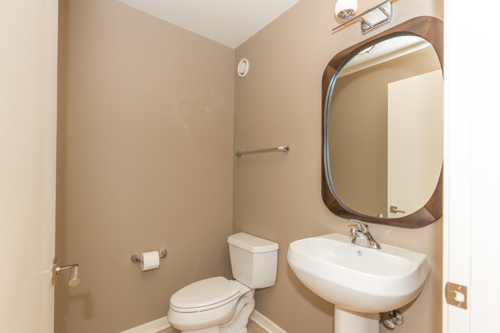 330 W Grand Avenue 1802 Property Photo 12