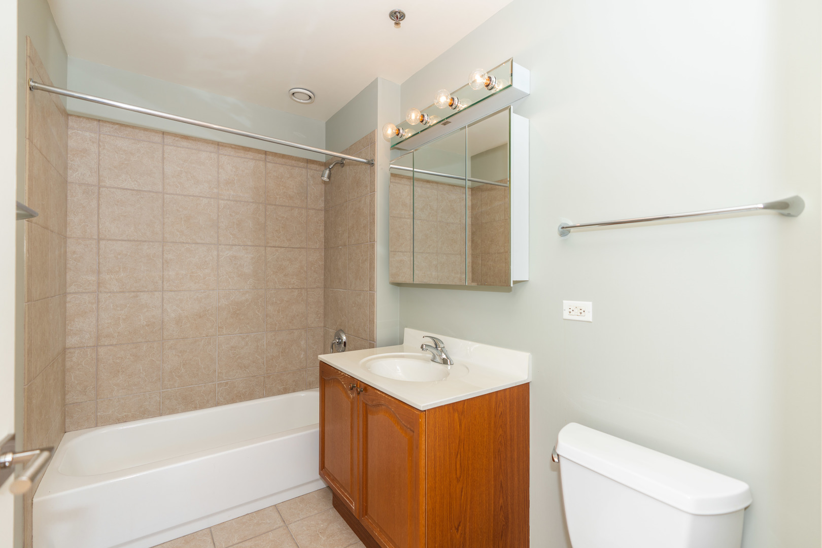 330 W Grand Avenue 1802 Property Photo 14