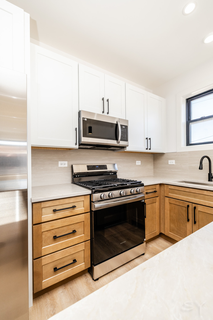 3327 W Division Street Property Photo 6