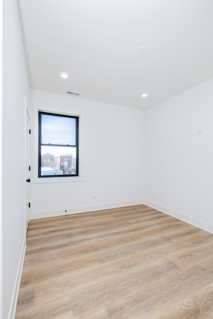 3327 W Division Street Property Photo 11