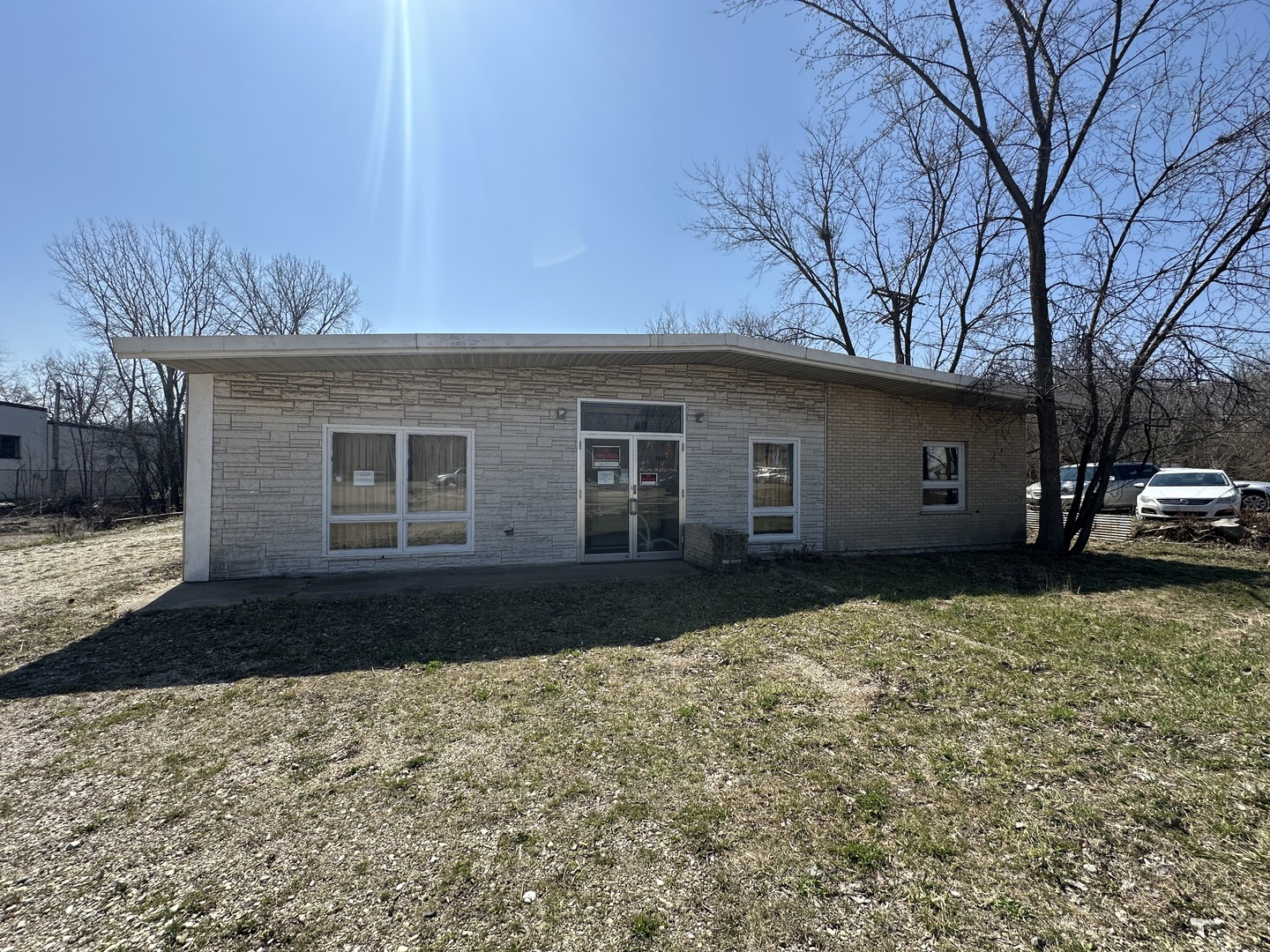 1035 W Algonquin Road Property Photo 2