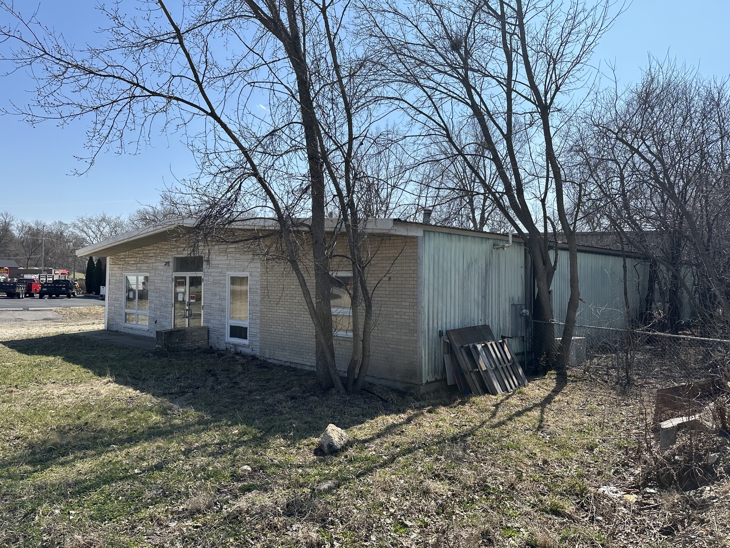 1035 W Algonquin Road Property Photo 3