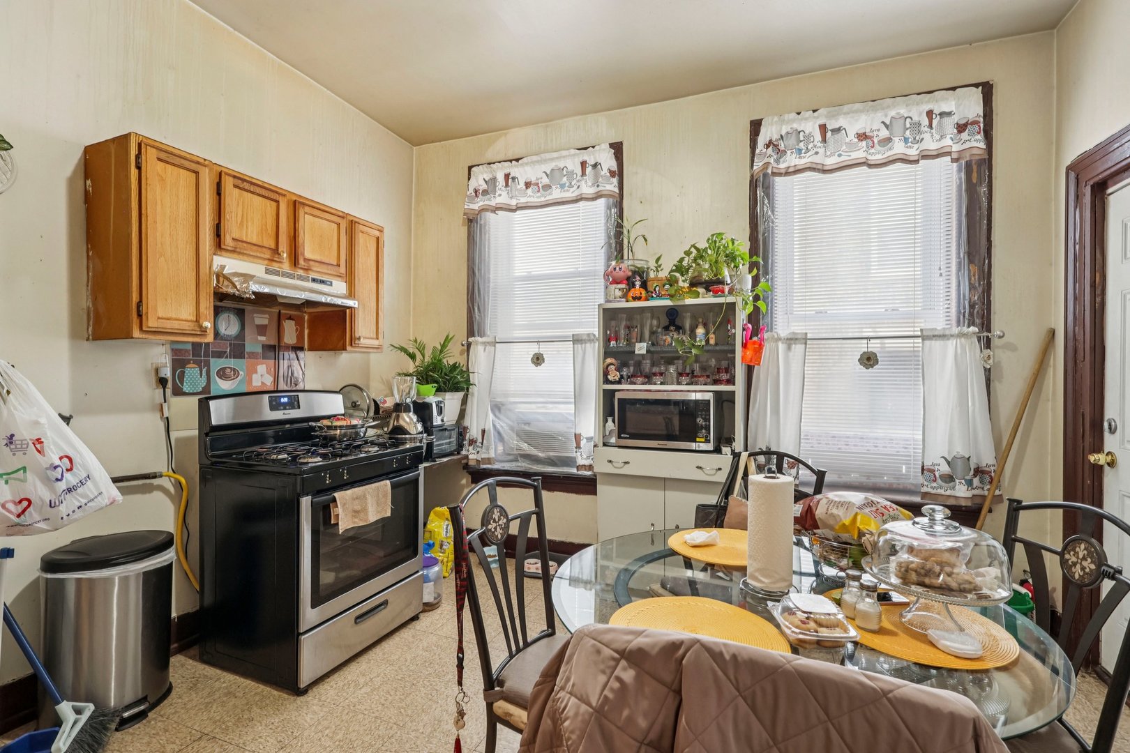 1908 S Loomis Street Property Photo 9