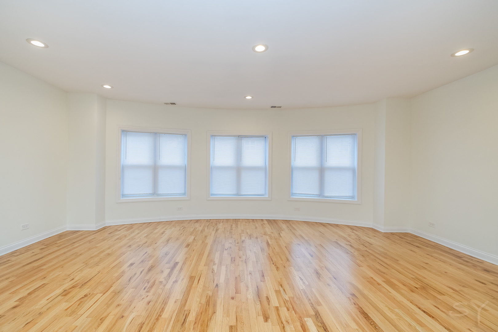 6711 S Paxton Avenue Property Photo 2