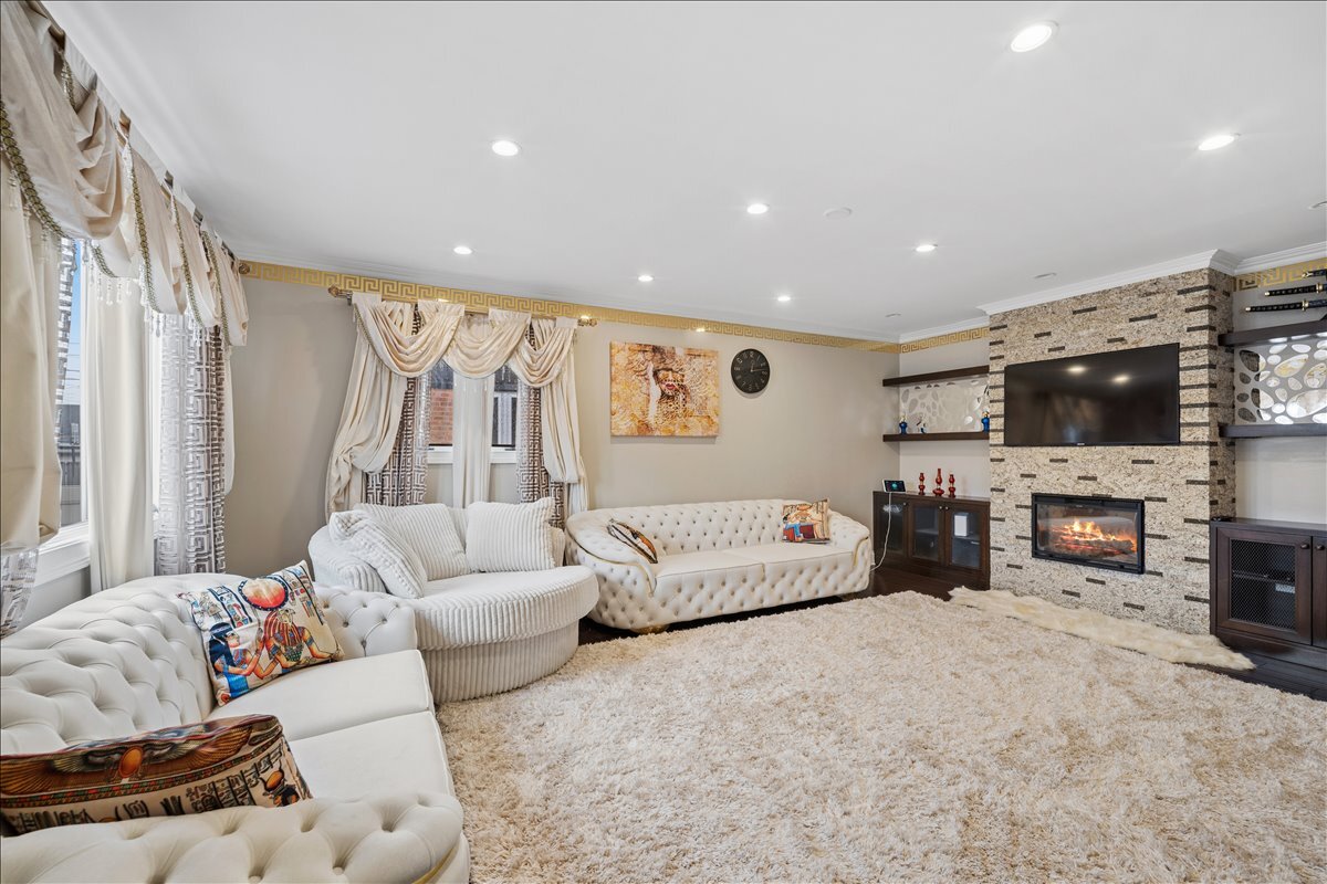 2455 Rhodes Avenue Property Photo 9
