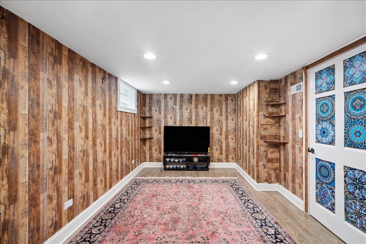 2455 Rhodes Avenue Property Photo 15