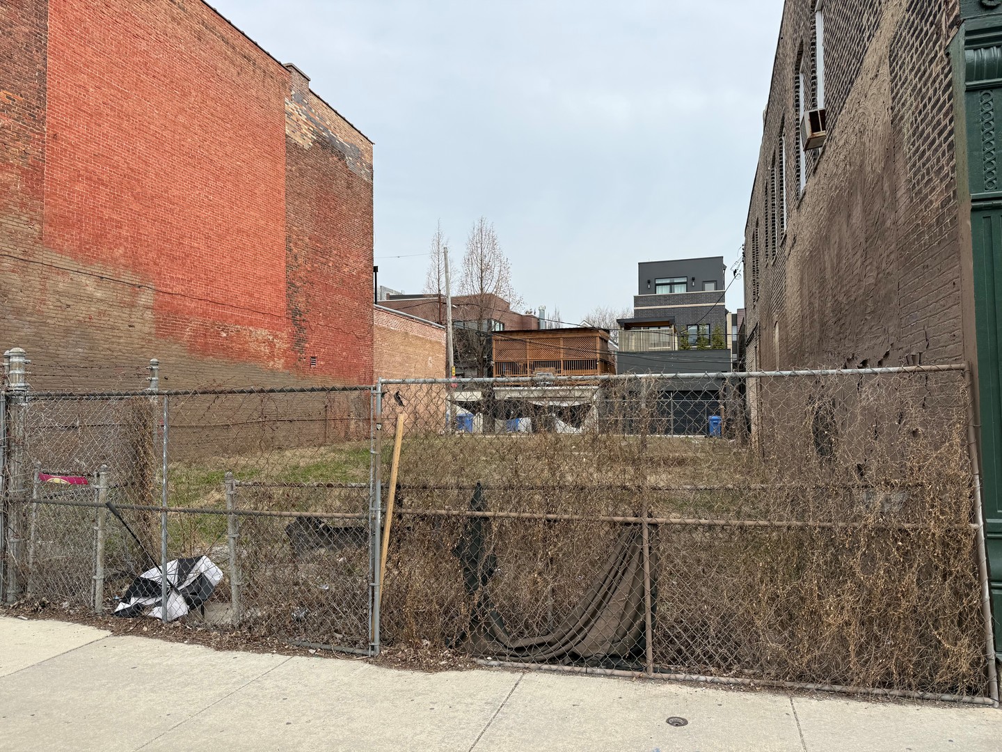 1812 W Grand Avenue Property Photo 1