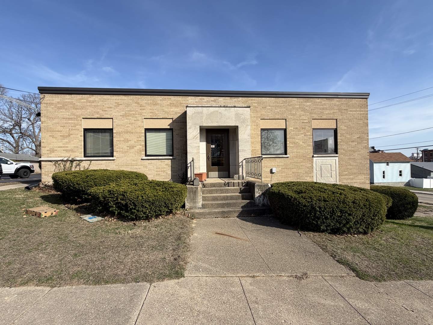 100 E Knox Street Property Photo 5