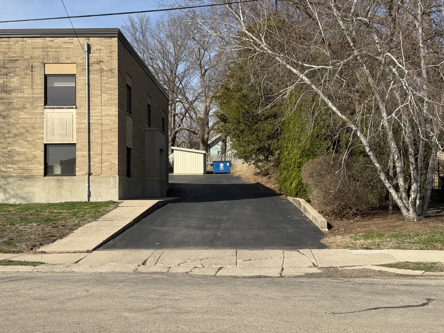 100 E Knox Street Property Photo 8