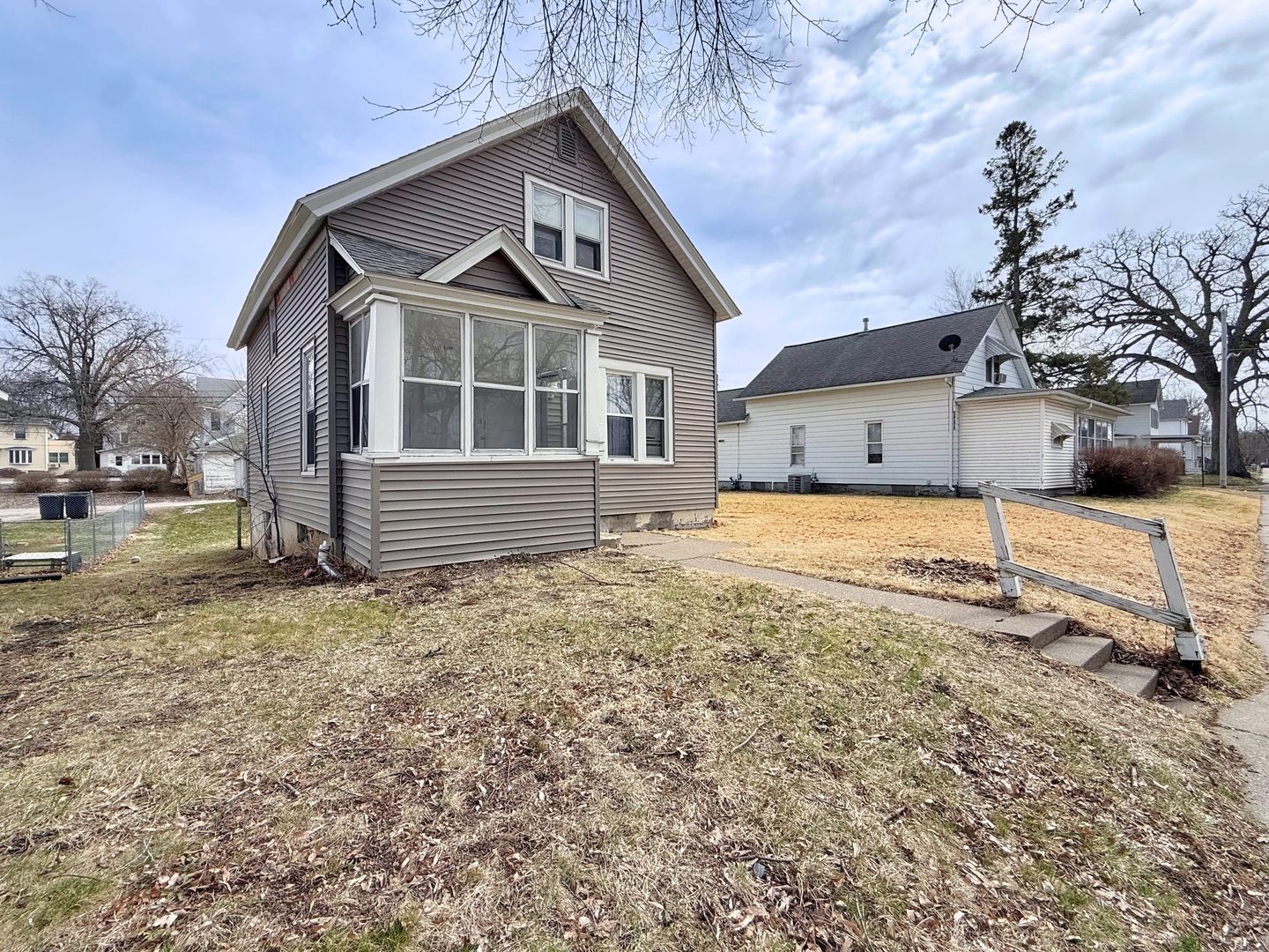 1125 37th Street Property Photo 2