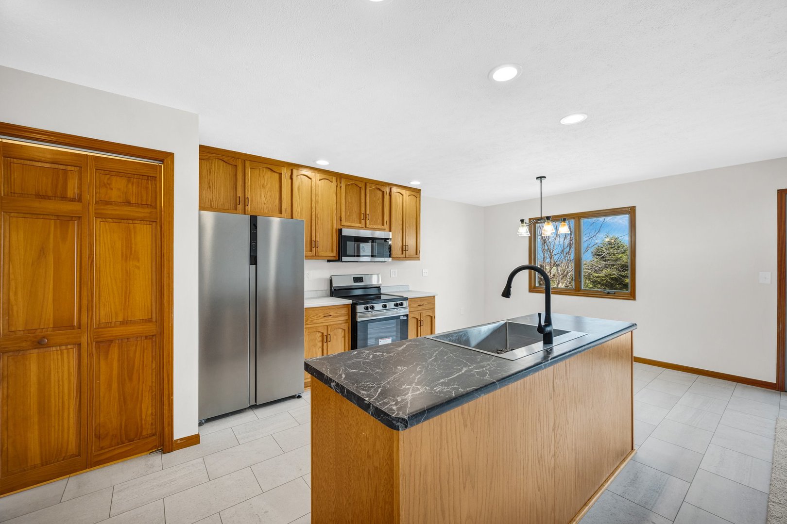 109 E Lake Court B Property Photo 5