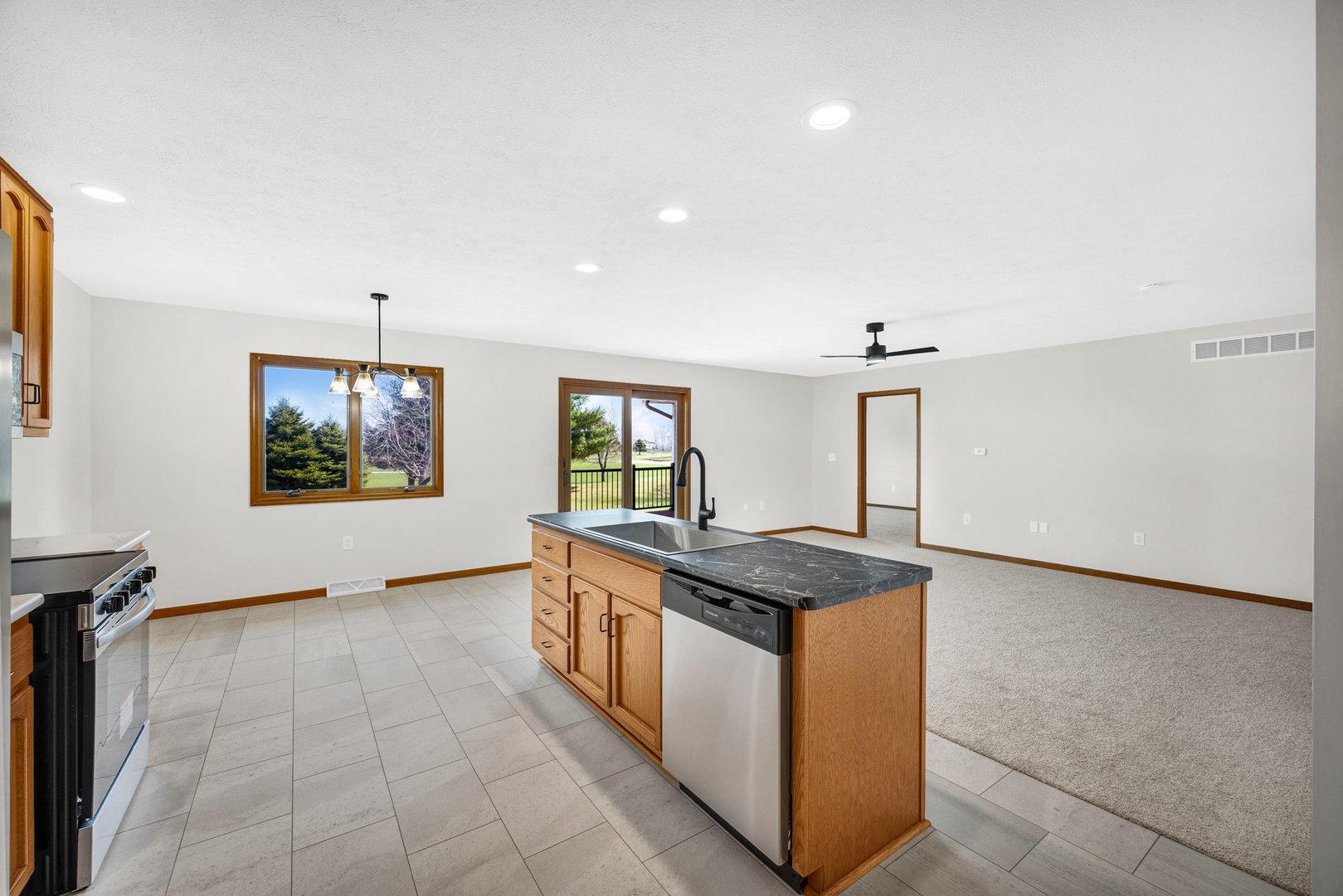 109 E Lake Court B Property Photo 6