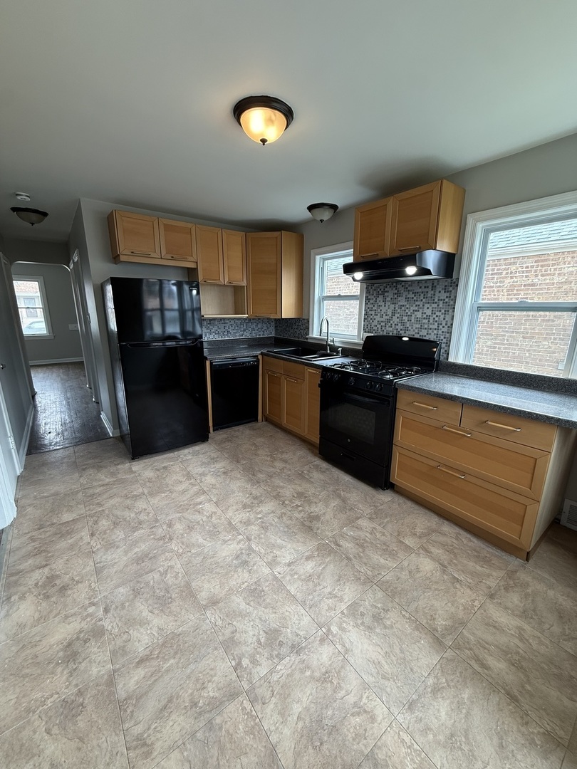 7952 S Trumbull Avenue Property Photo 2