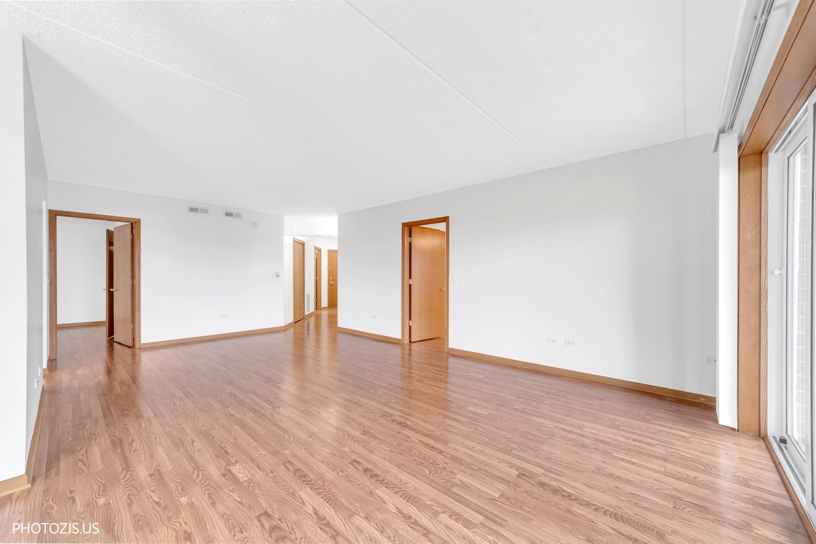 5555 N Cumberland Avenue 711 Property Photo 6
