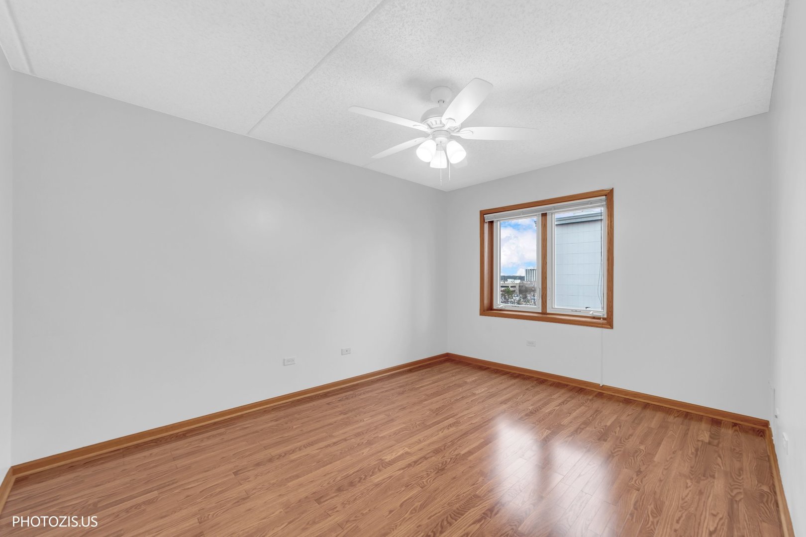 5555 N Cumberland Avenue 711 Property Photo 15