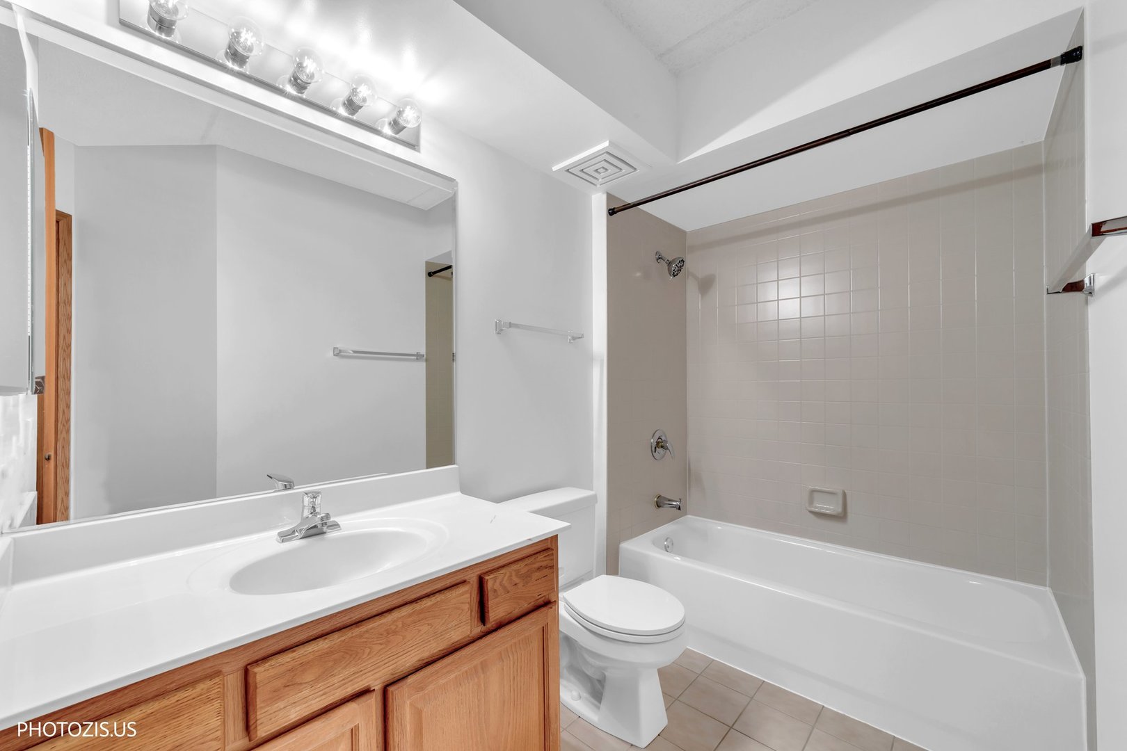 5555 N Cumberland Avenue 711 Property Photo 16