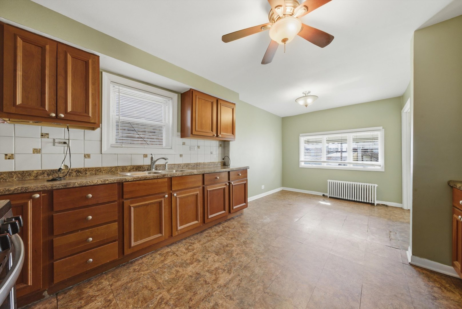 2836 S Union Avenue Property Photo 5