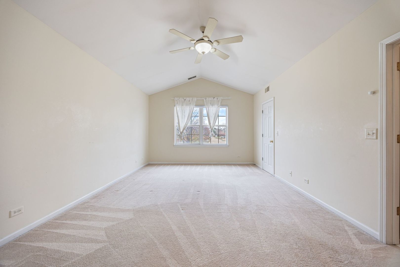 2556 Camberley Circle 2-813 Property Photo 15