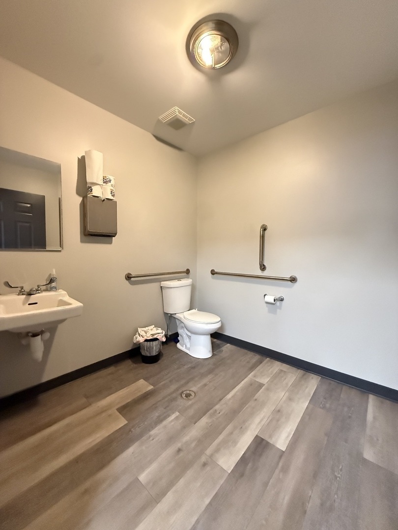 7051 N Clark Street Property Photo 7