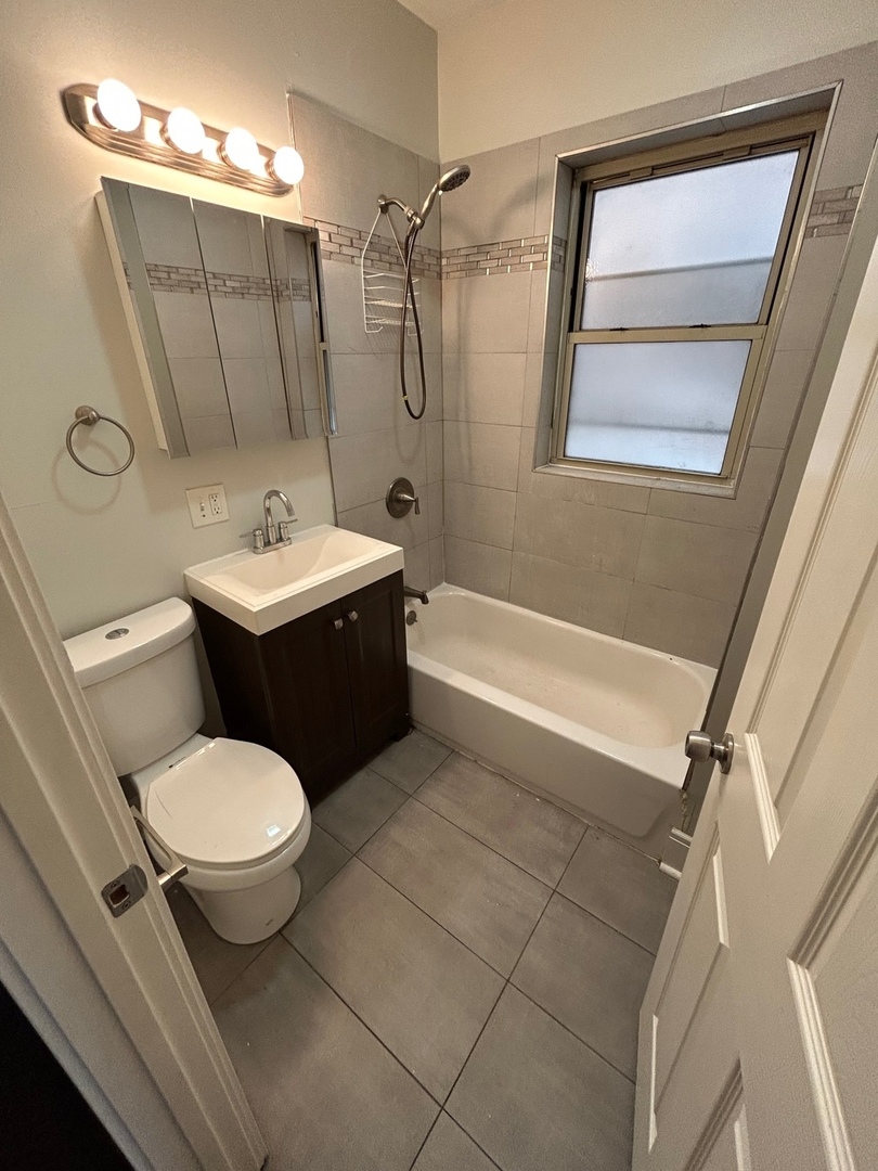 11327 S King Drive Property Photo 4