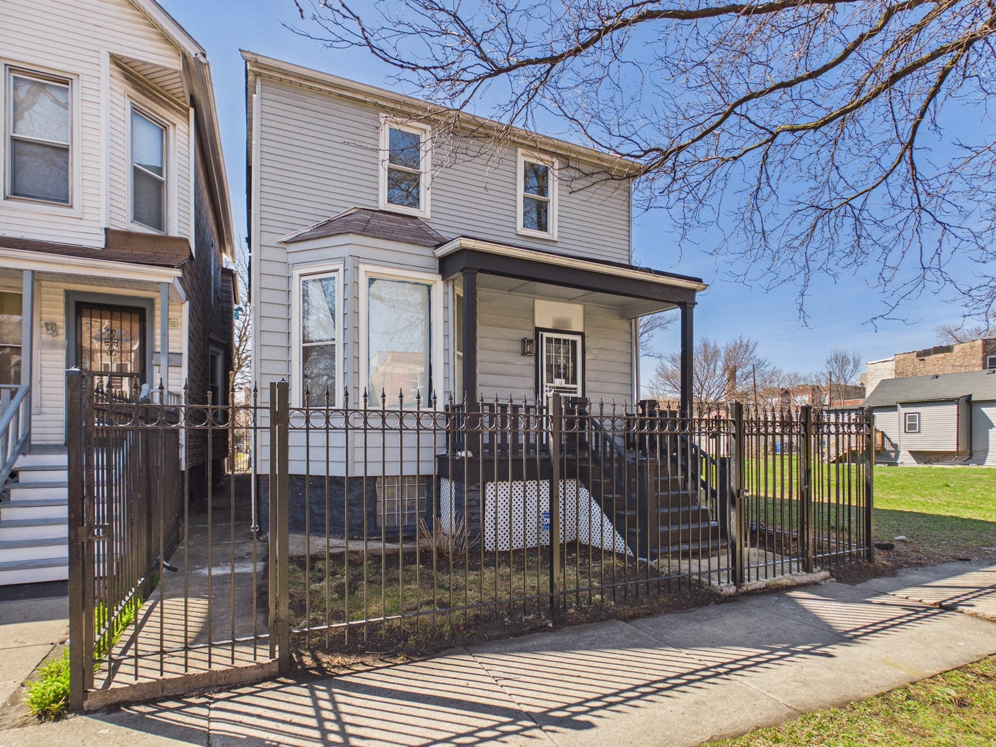 7122 S Champlain Avenue Property Photo 2