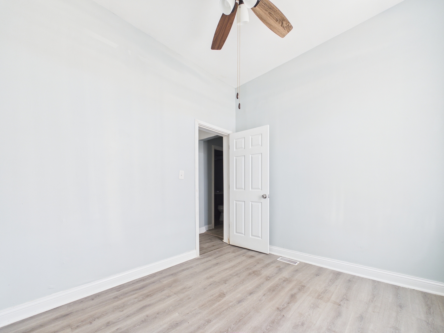 7122 S Champlain Avenue Property Photo 8