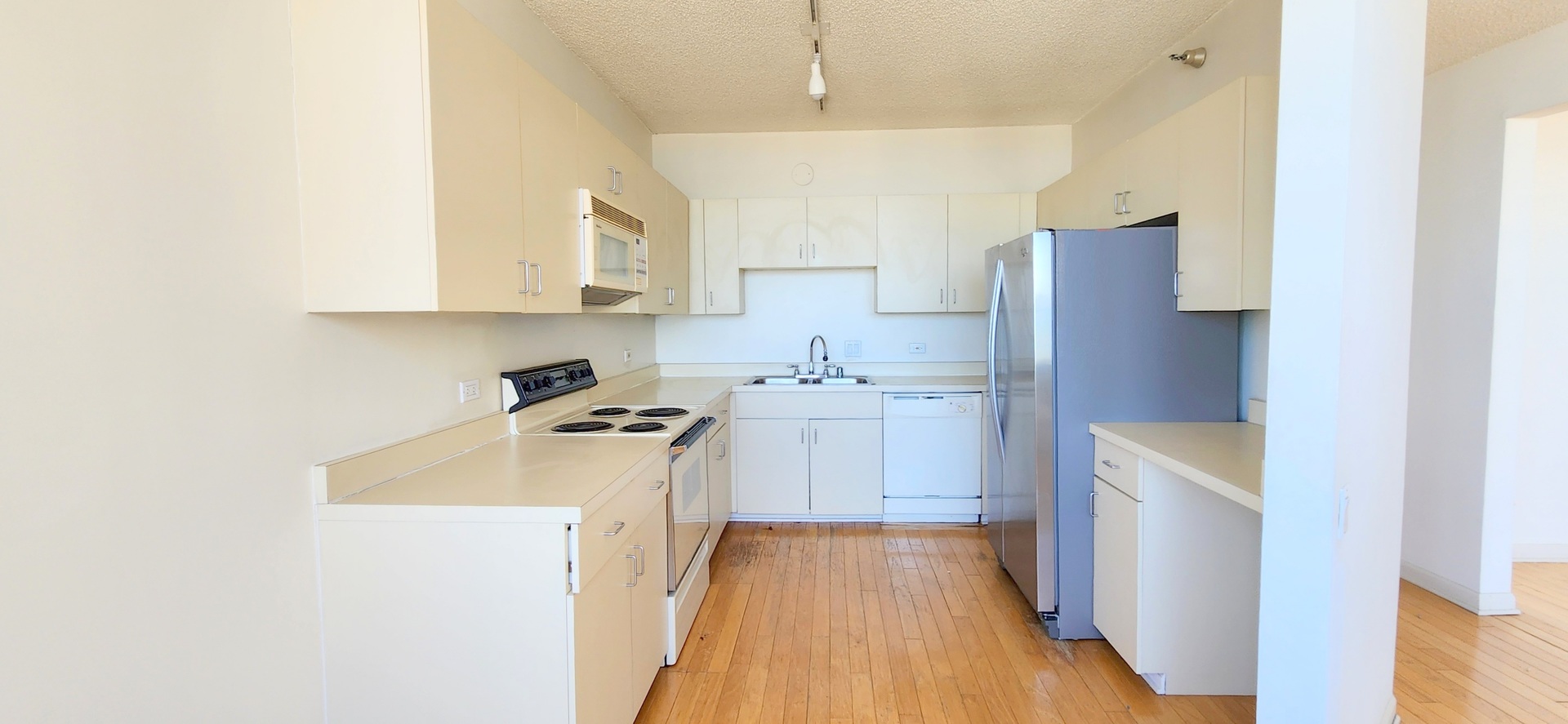 221 E Walton Place 17e Property Photo 4