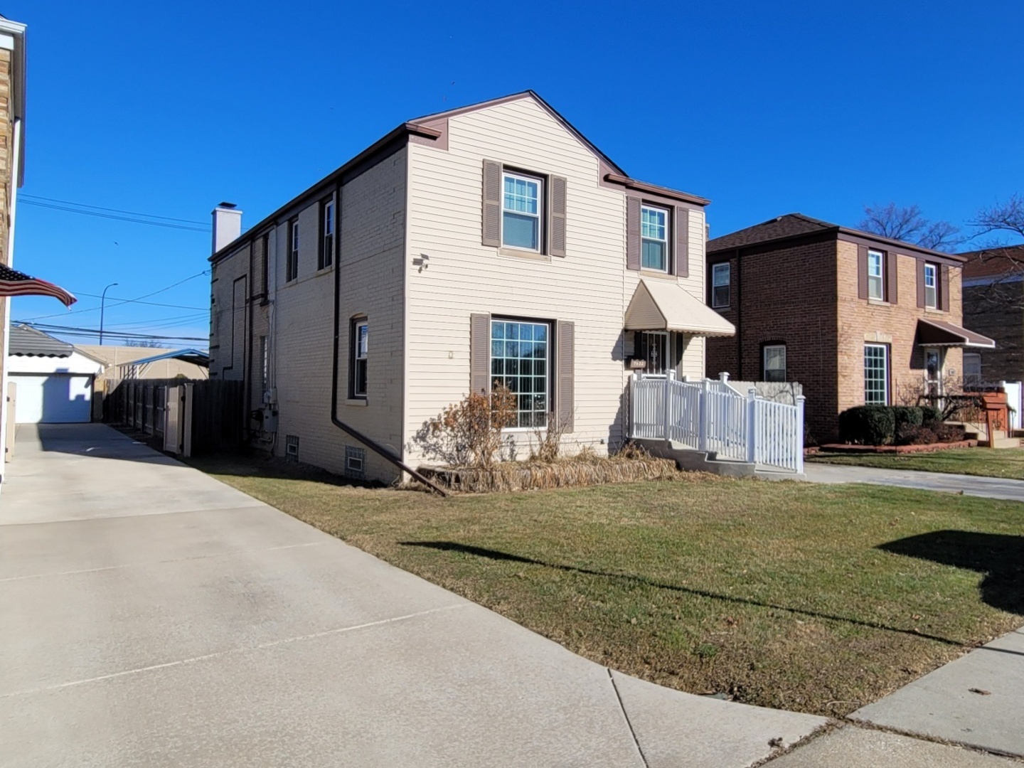 7432 W Gregory Street Property Photo 2