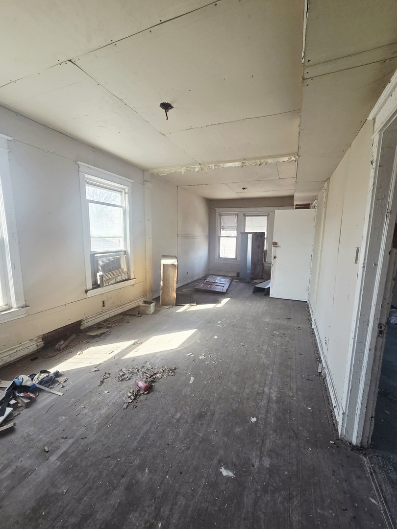 11705 S Lafayette Avenue Property Photo 2