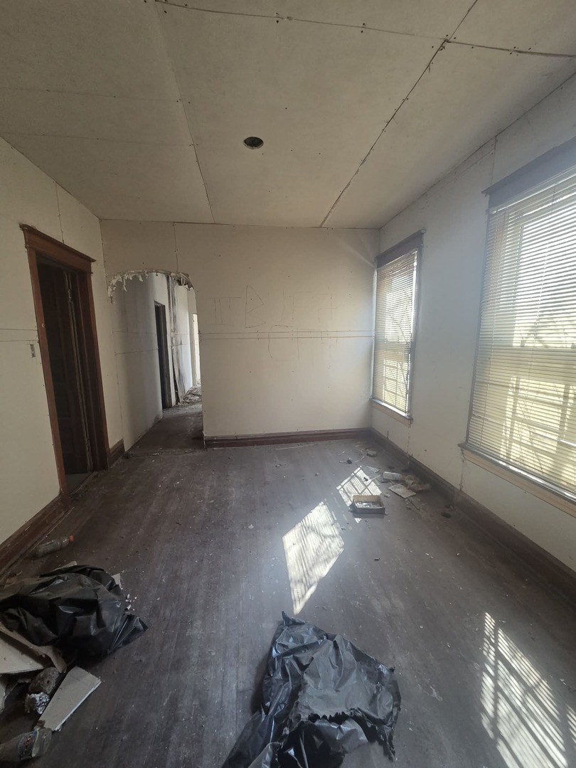 11705 S Lafayette Avenue Property Photo 3