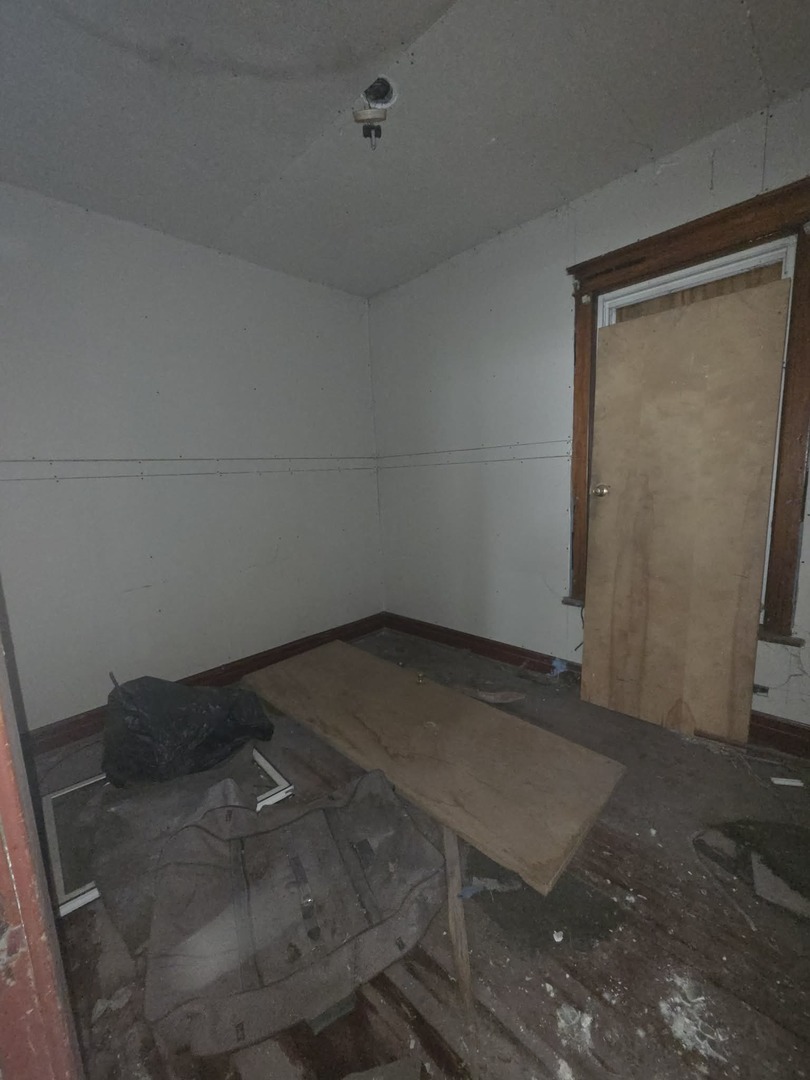 11705 S Lafayette Avenue Property Photo 10