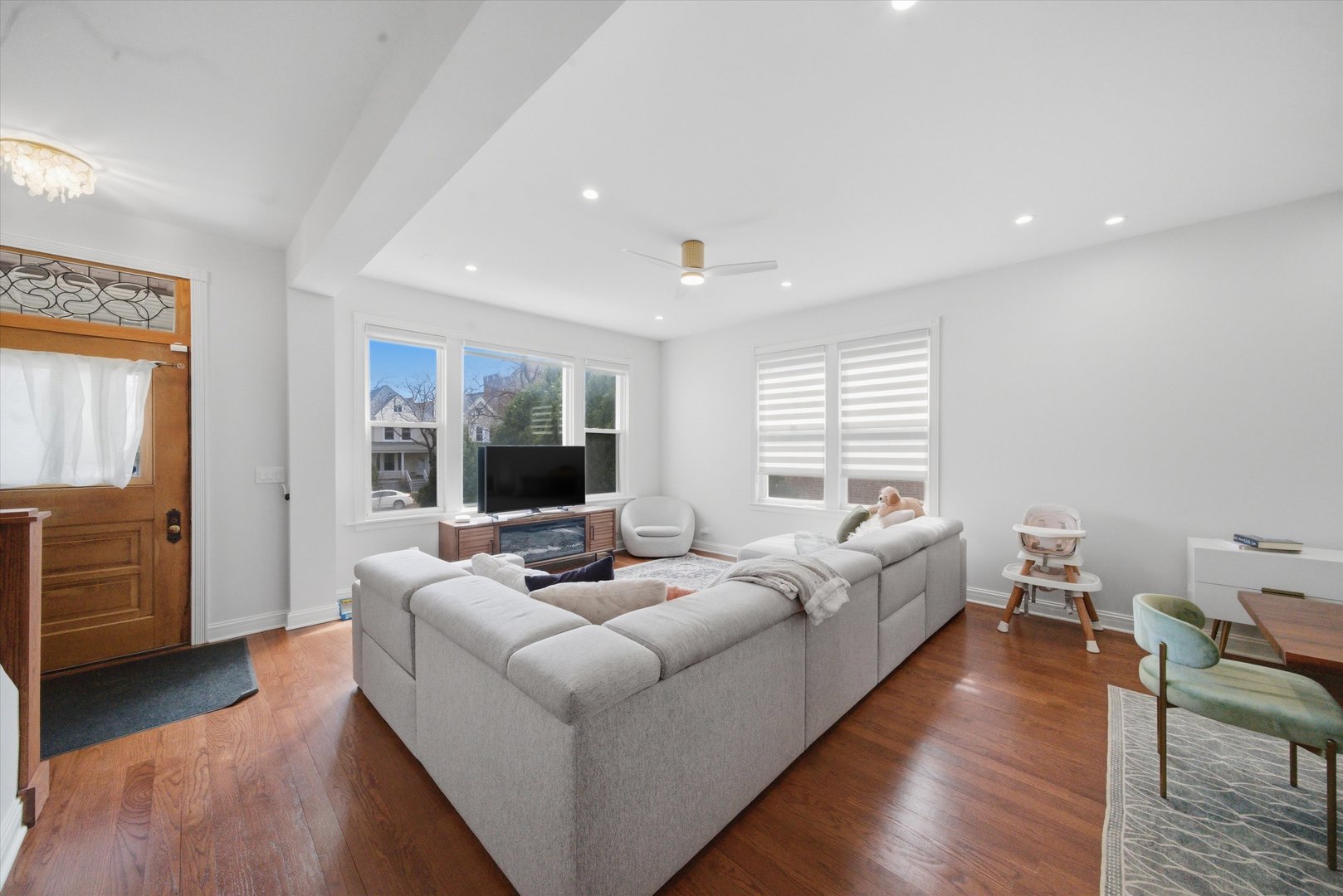 4542 N Ashland Avenue Property Photo 4
