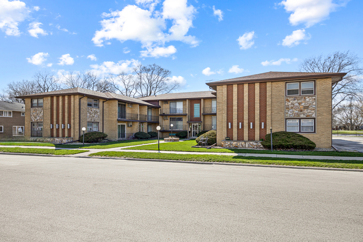 18318 Exchange Avenue 2f Property Photo 2