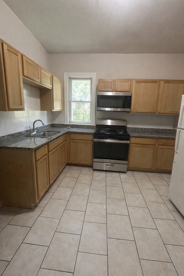 5320 S Carpenter Street Property Photo 3