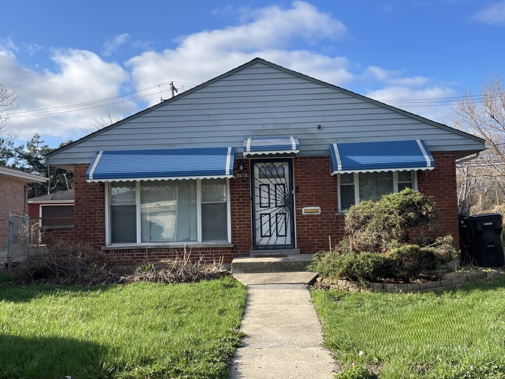 8658 S University Avenue Property Photo 3