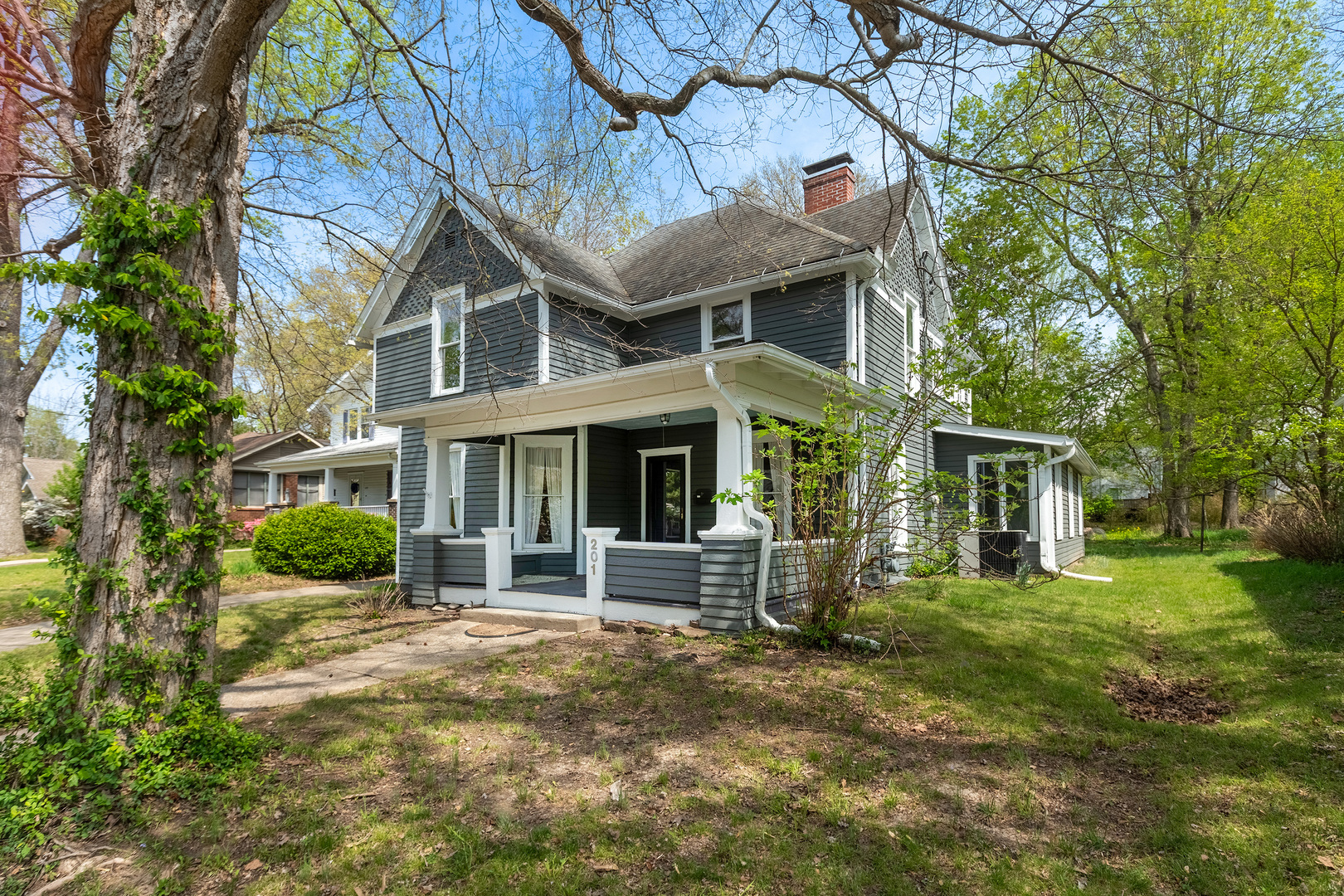201 S Maple Street Property Photo 1