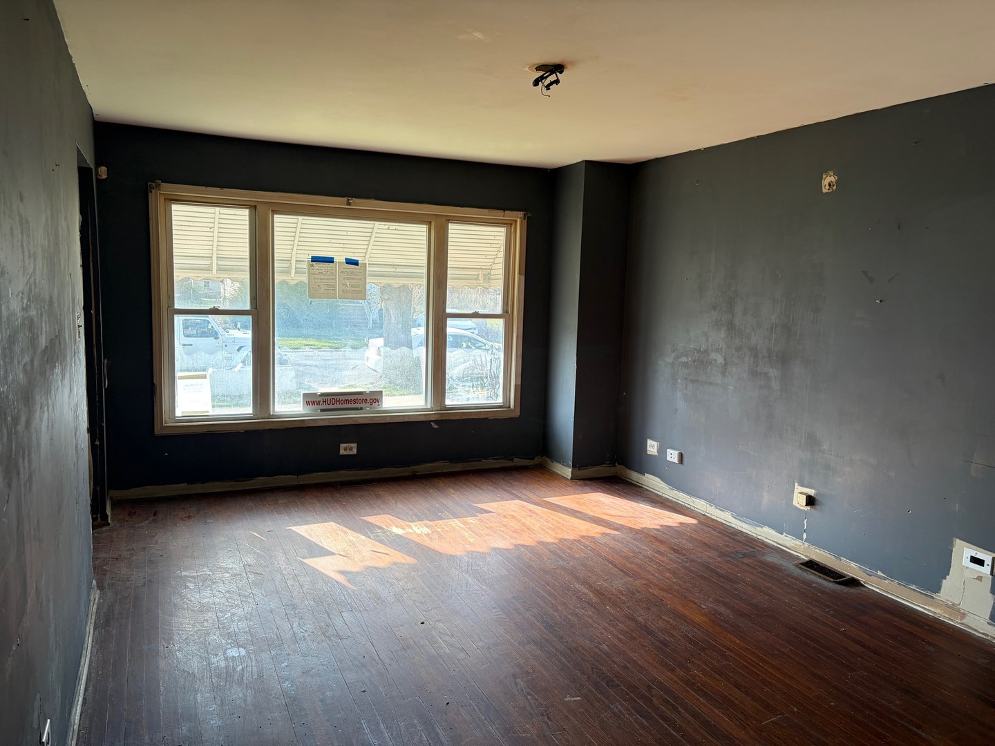 15129 Lexington Avenue Property Photo 3