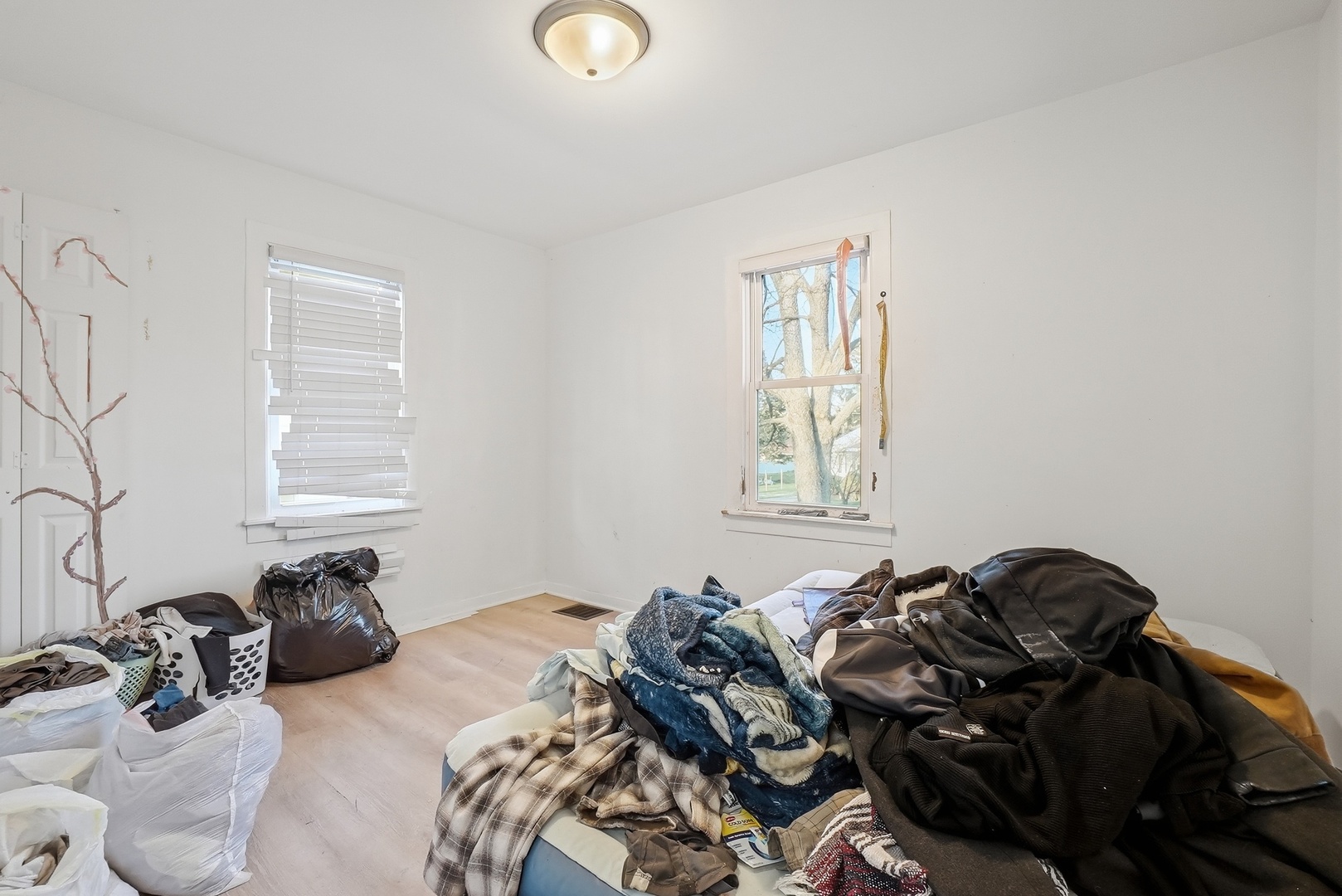 215 Barr Elms Avenue Property Photo 11