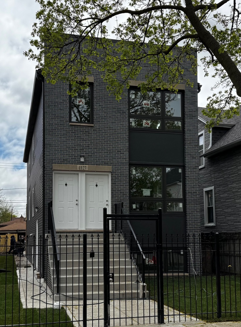 851 N Springfield Avenue Property Photo 2
