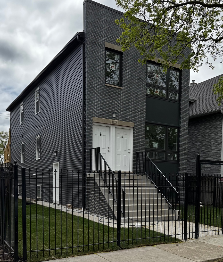 851 N Springfield Avenue Property Photo 3