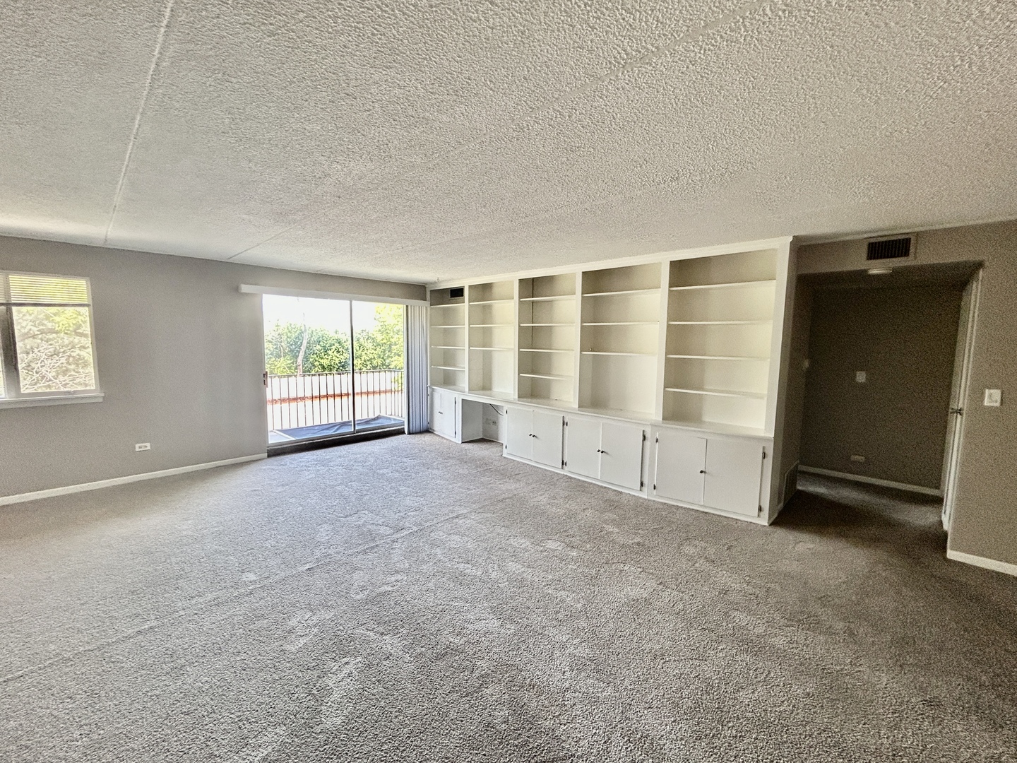 5s070 Pebblewood Lane G11 Property Photo 6