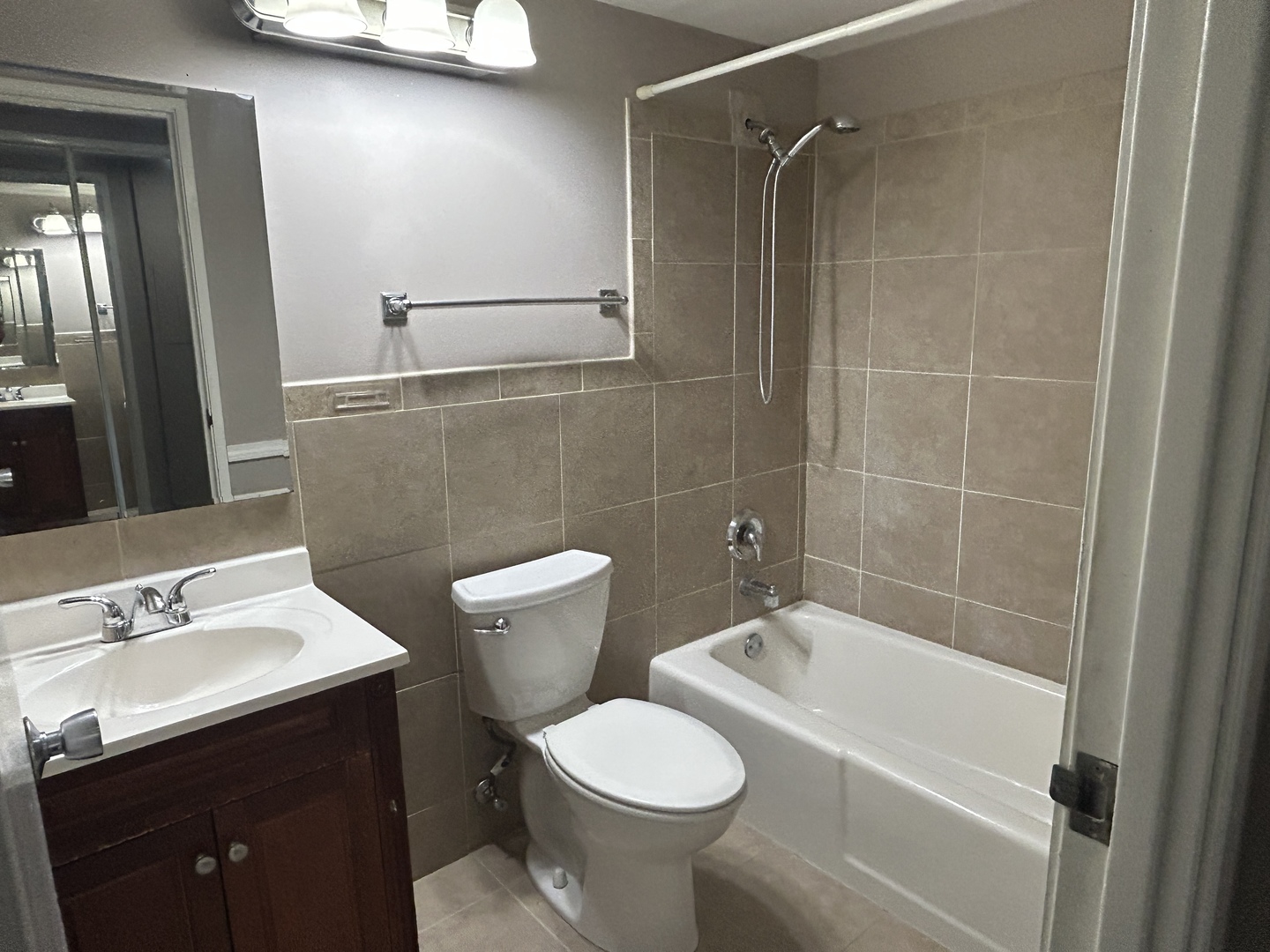 5s070 Pebblewood Lane G11 Property Photo 11
