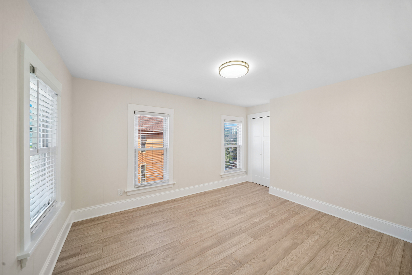 323 S Hale Street Property Photo 23