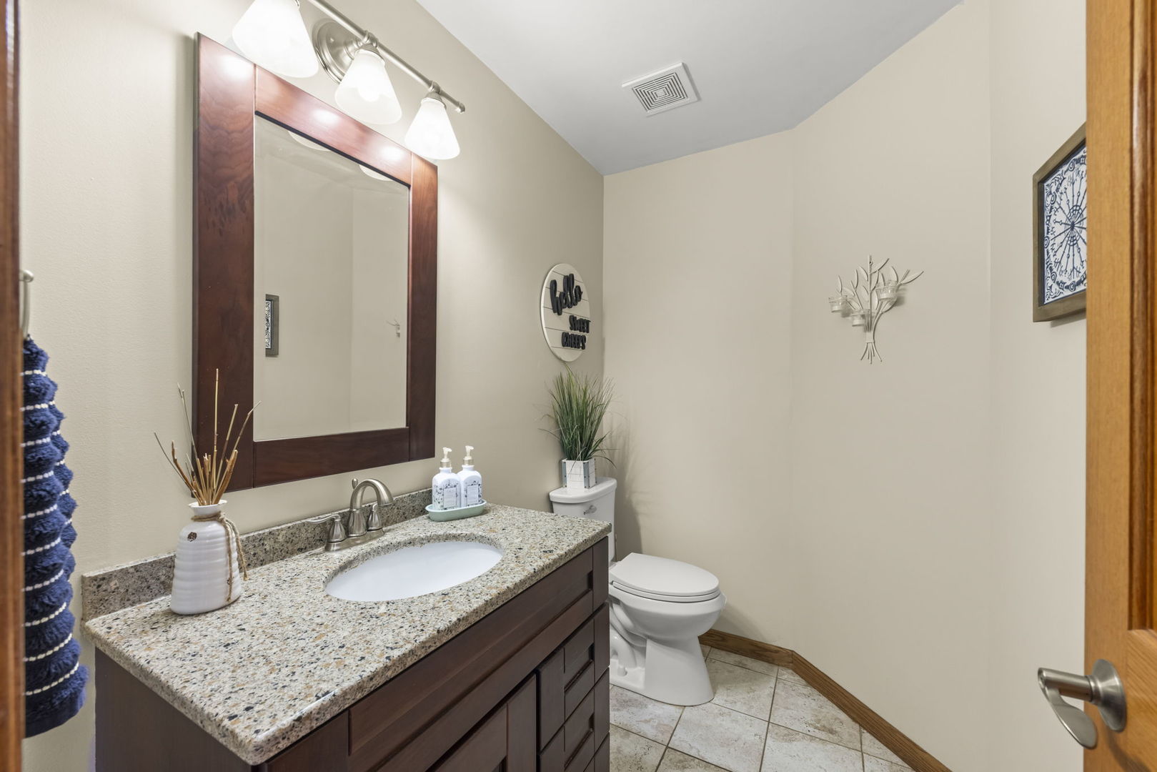 8942 Glenshire Street Property Photo 14