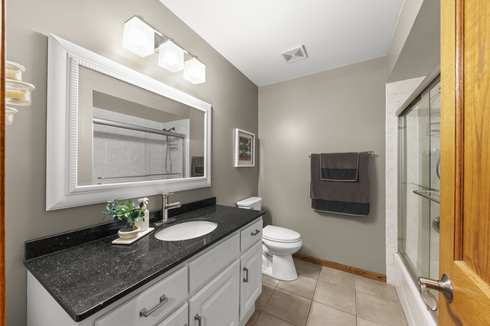 8942 Glenshire Street Property Photo 22